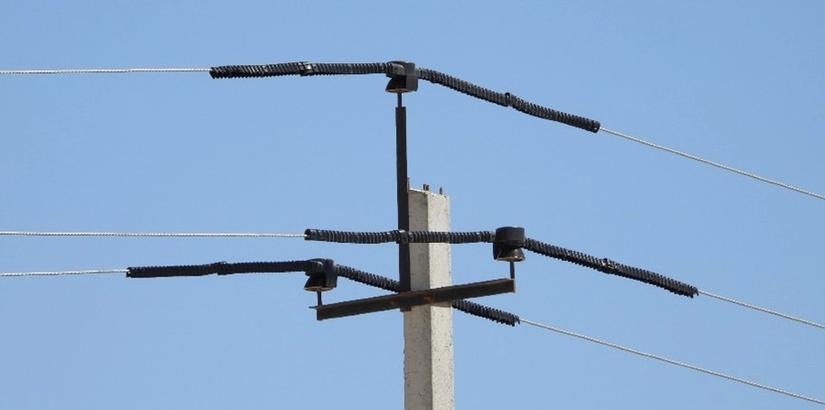 Bird protection device installed on low-voltage line